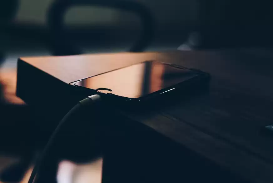 Всенощная зарядка смартфона: почему нужно отказаться от этой привычки
